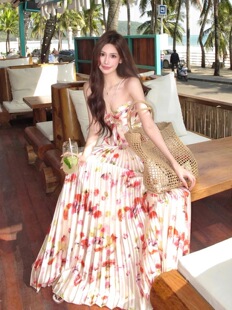 挂脖连衣裙女夏高级感碎花大摆裙重工压褶性感镂空露背度假风长裙