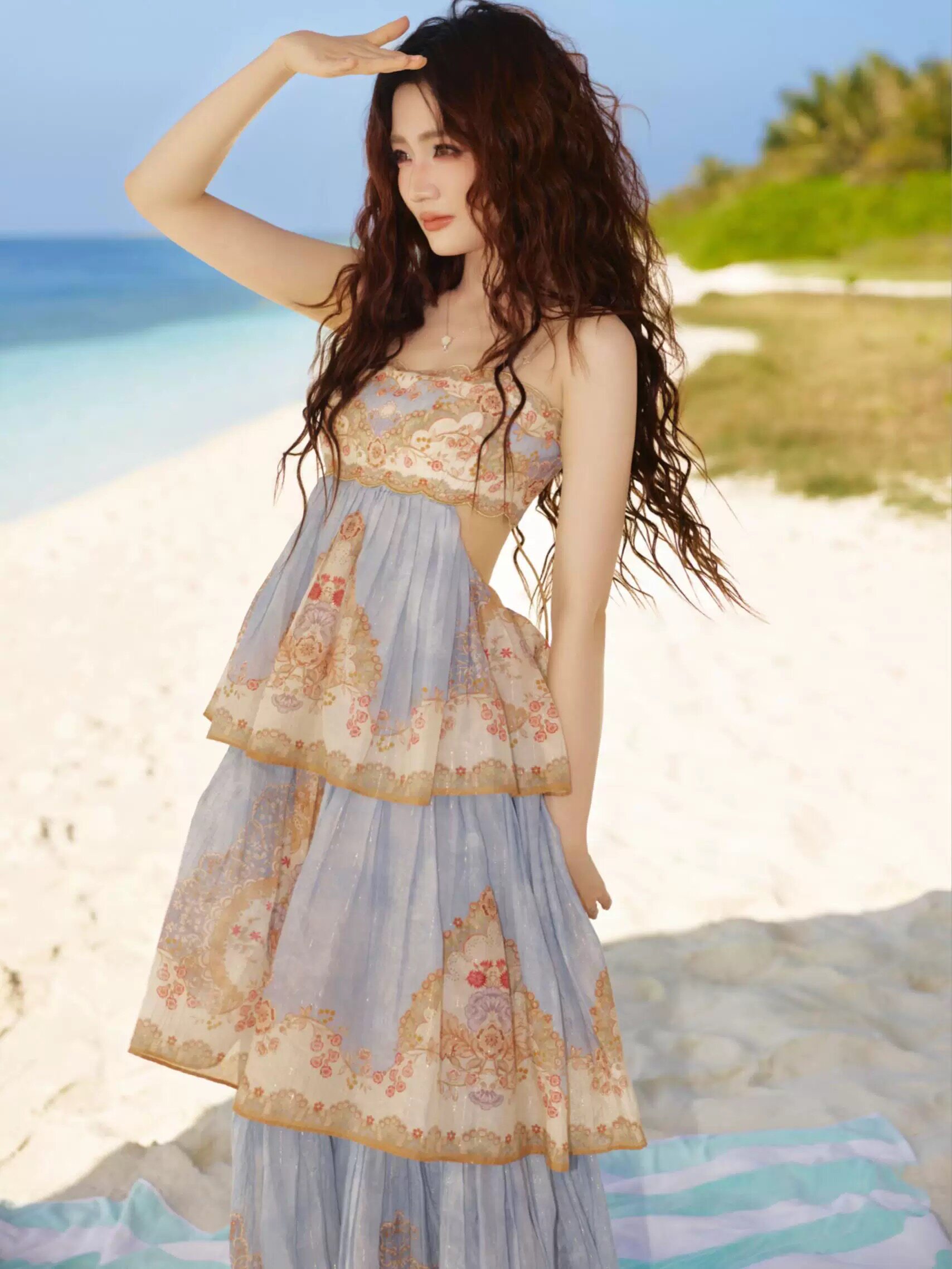 徐璐明星同款2026新款夏装度假花纹连衣裙层叠式裙摆吊带长裙子女