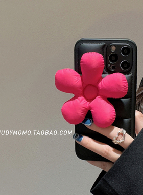小众羽绒服玫红色花朵手机壳适用16promax苹果新款iPhone15防摔全包14女13