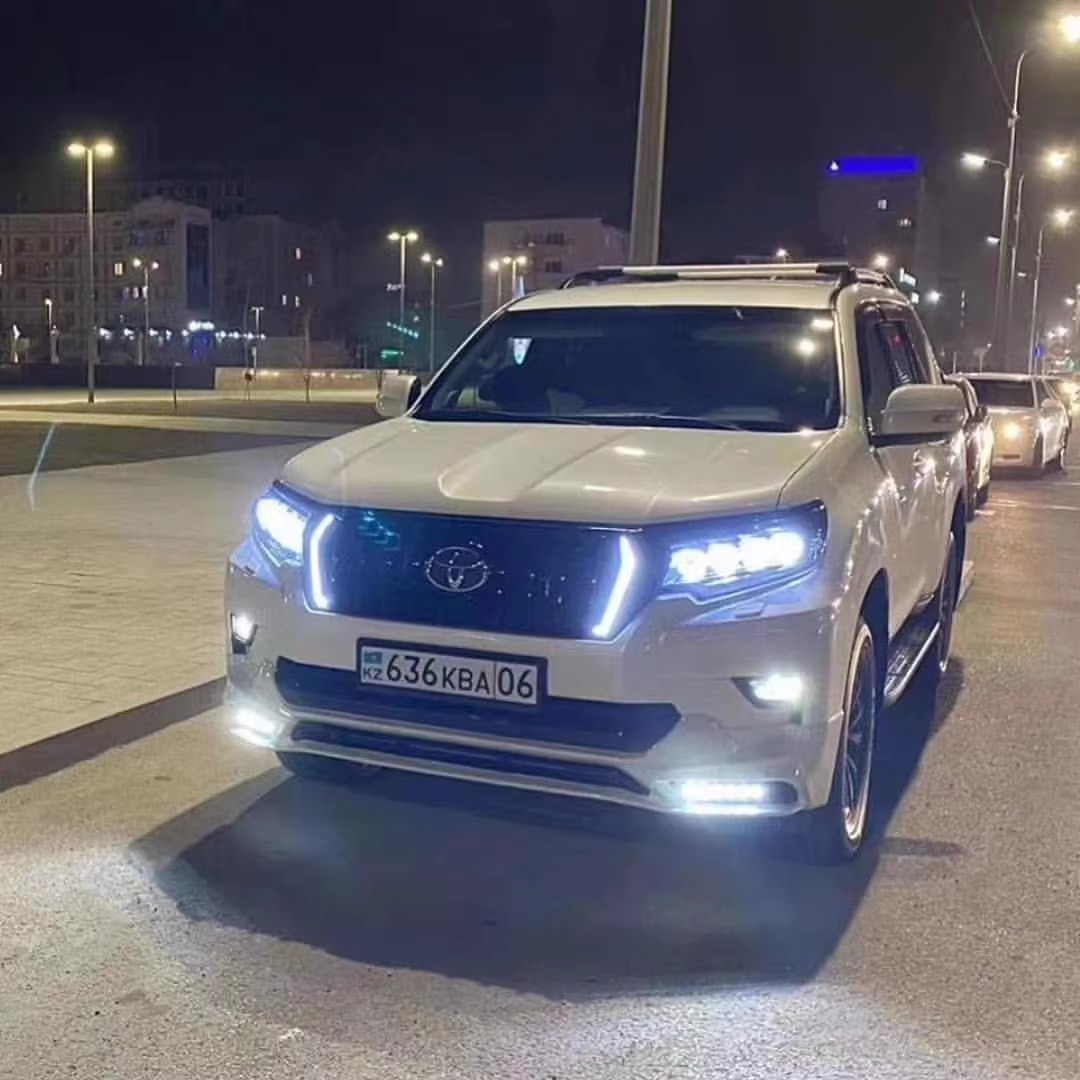 霸道新款中网带灯发光标普拉多中网标灯黑曜套件大灯眉改装