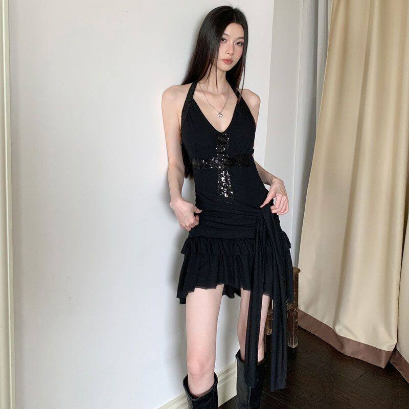 黑色连衣裙女设计感小众朋克风亮片十字架挂脖短款V领辣妹吊带裙
