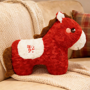 2026马年吉祥物小马抱枕暖手捂春节喜庆装饰摆件车载靠垫白马王子