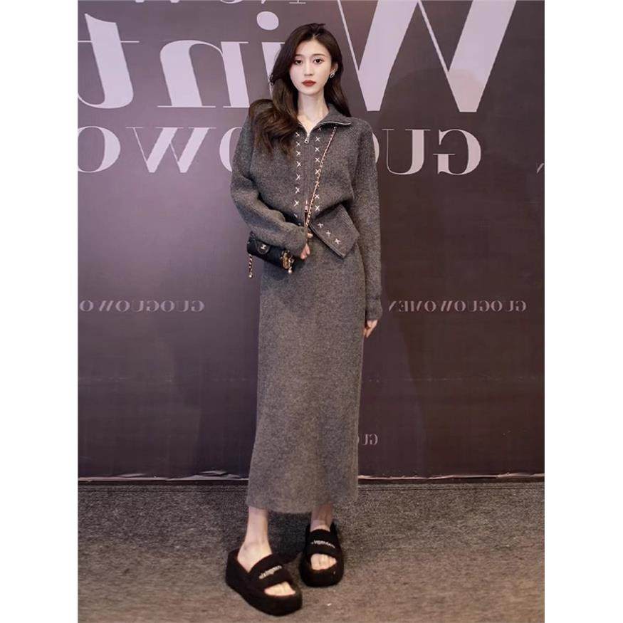 秋冬装搭配一整套2025新款时尚洋气高级感针织毛衣裙子两件套装女