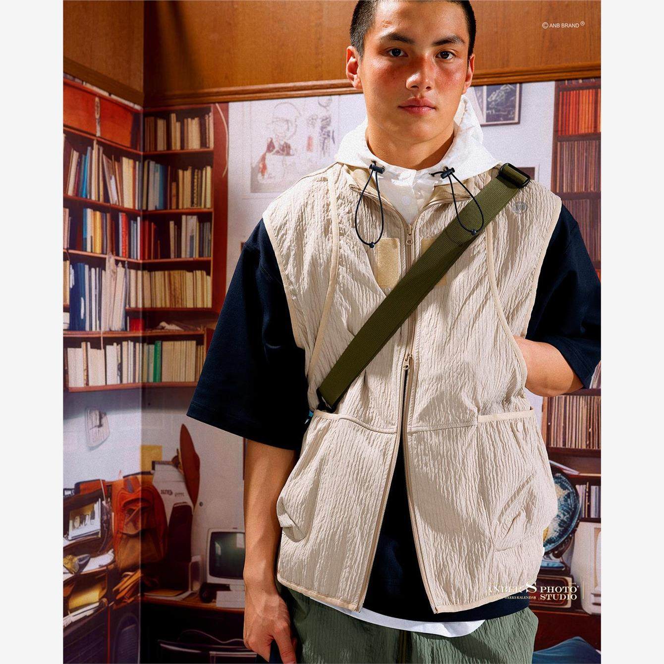 ANB2024春夏 / 褶皱条纹机能多袋薄款马甲（浅卡其色）,男装,常规马甲,淘宝优惠券,粉丝福利购,淘宝优惠卷