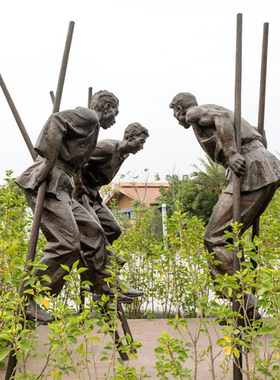 公园景观小品铸铜人物踩高跷民俗文化城市广场小区户外艺术摆件