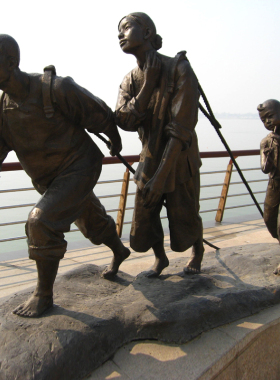 纤夫主题一家三口人物雕塑城市园林文化广场劳动工人玻璃钢摆件