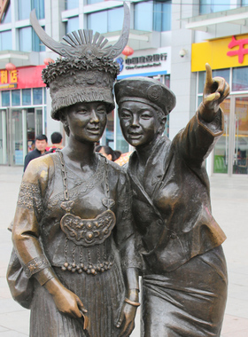 城市广场火车站指路情景小品少数民苗族少女玻璃钢铸铜人物雕塑