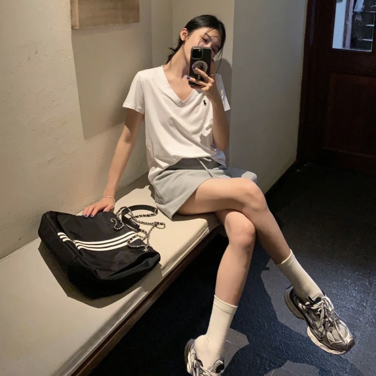 露丝同款刺绣V领短袖T恤