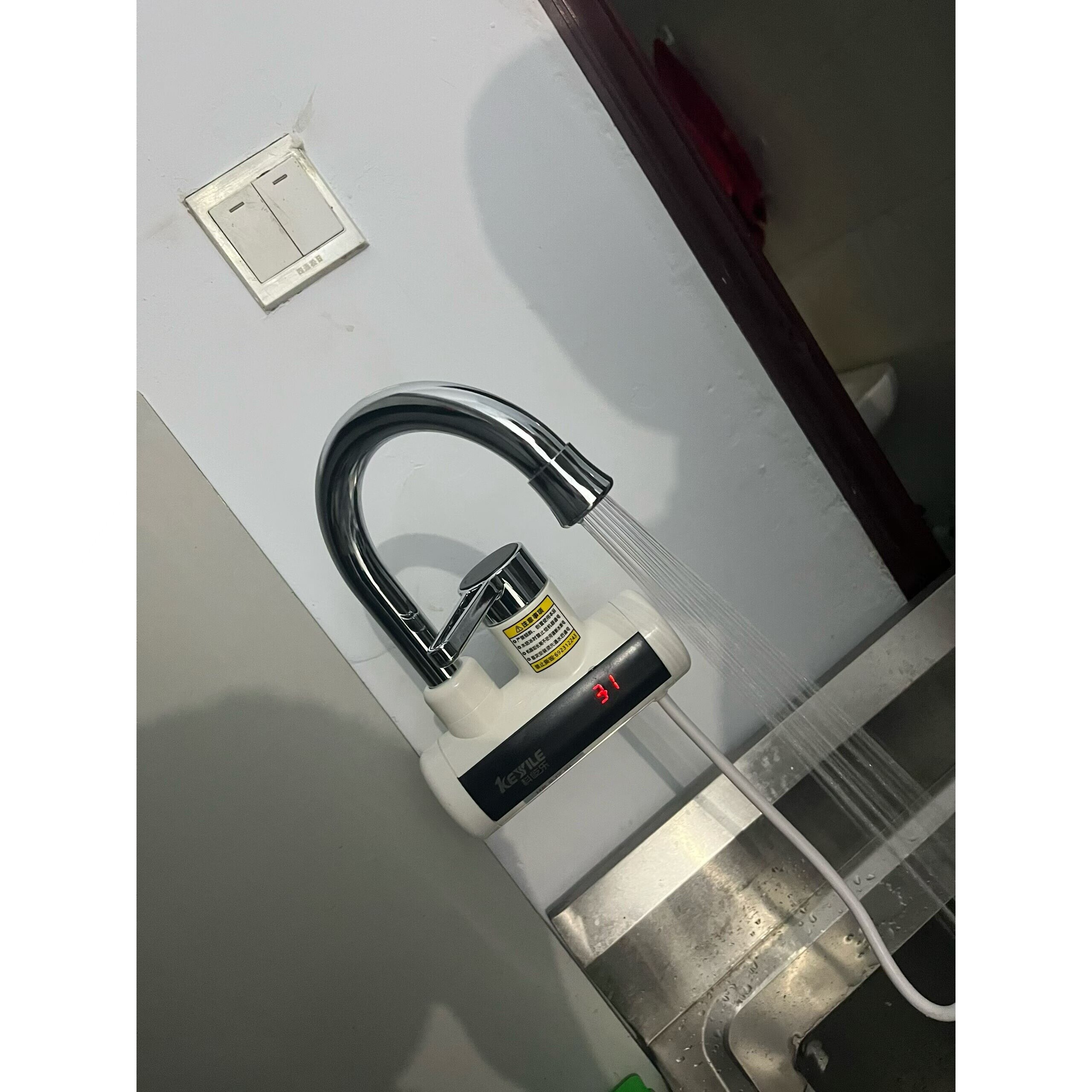 科屹乐电热水龙头侧进水电热水龙