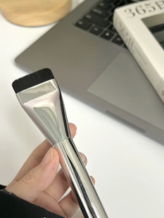 一字月牙形粉底刷！扁头轻薄刀锋粉底刷无痕不吃粉化妆刷 宿星