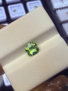 天然碧玺绿色0.88克拉