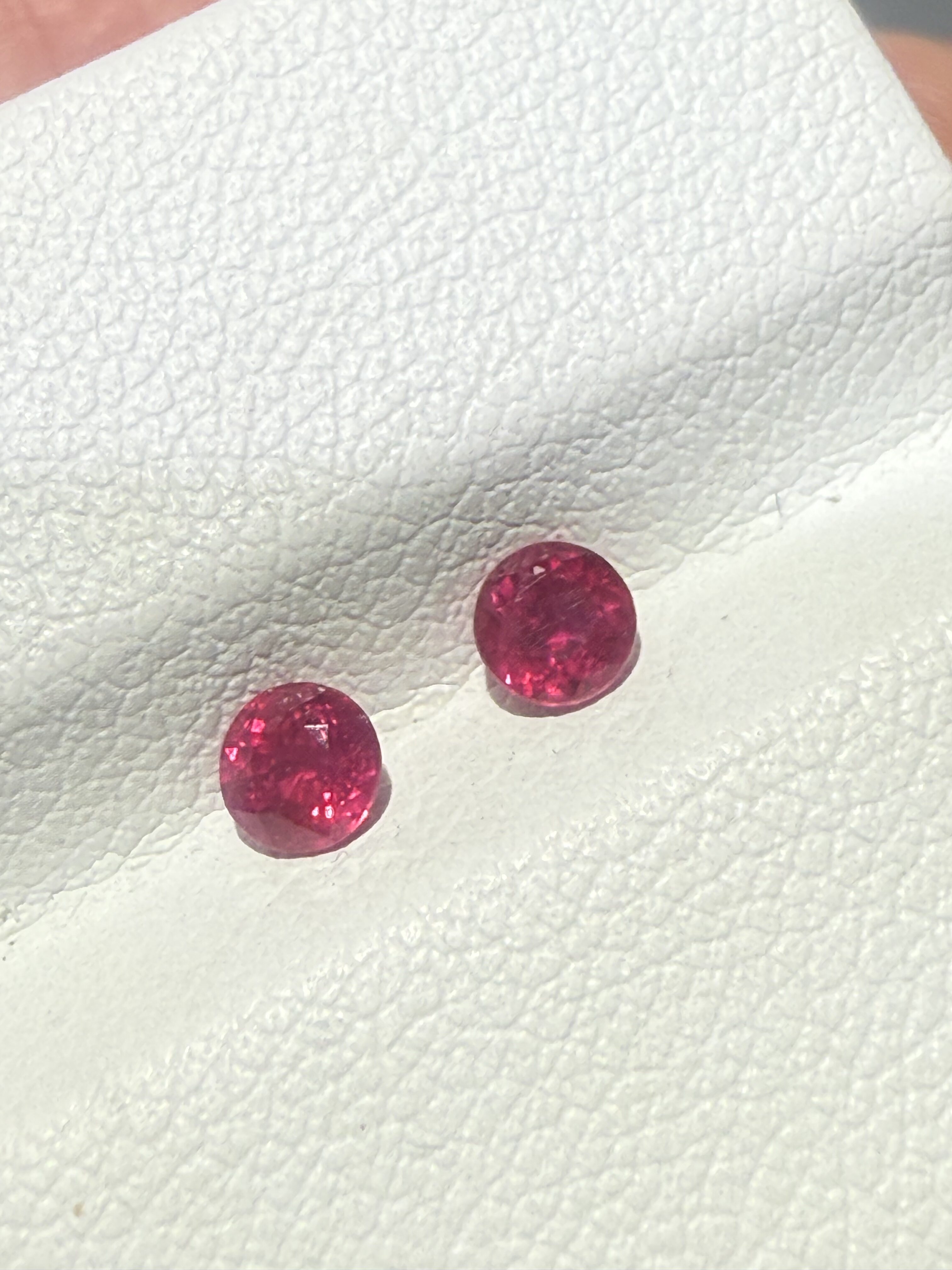 天然老烧红宝石一对0.51克拉荧光效果特别棒颜色美了