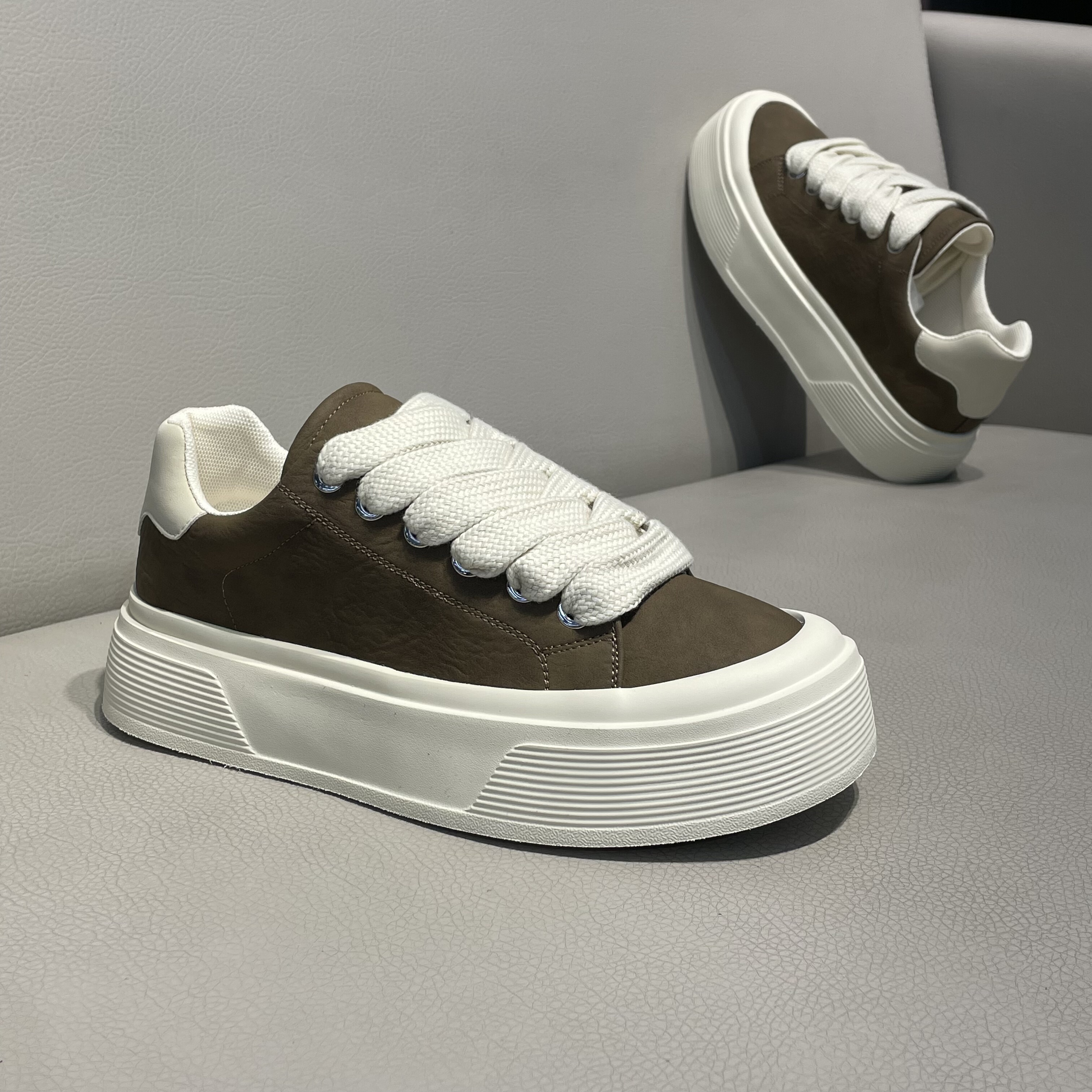 2026秋季新款男士休闲低帮皮面板鞋韩版潮牌青年时尚真皮运动鞋