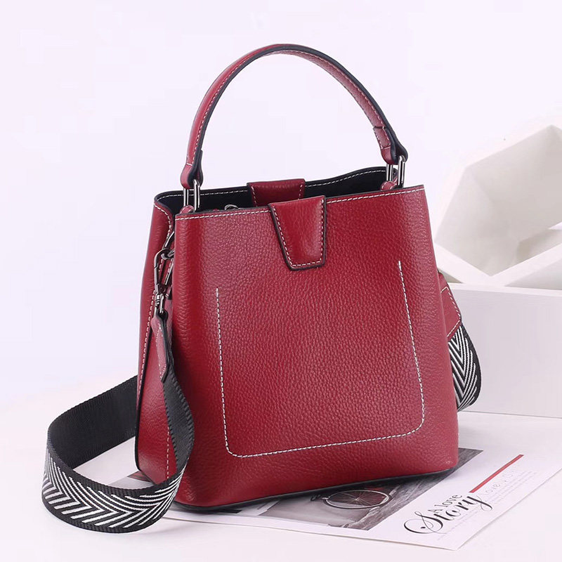 新款包包真皮水桶包2020新款潮宽肩带女斜挎包时尚女包简约手拎包