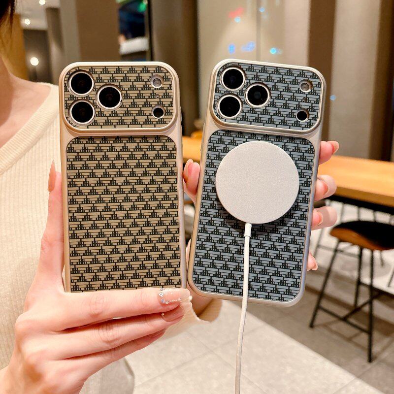 防滑简约三角纹秒变17适用苹果17promax手机壳iPhone16磁吸大视窗15pm全包防摔14保护套13高级款15精孔外壳