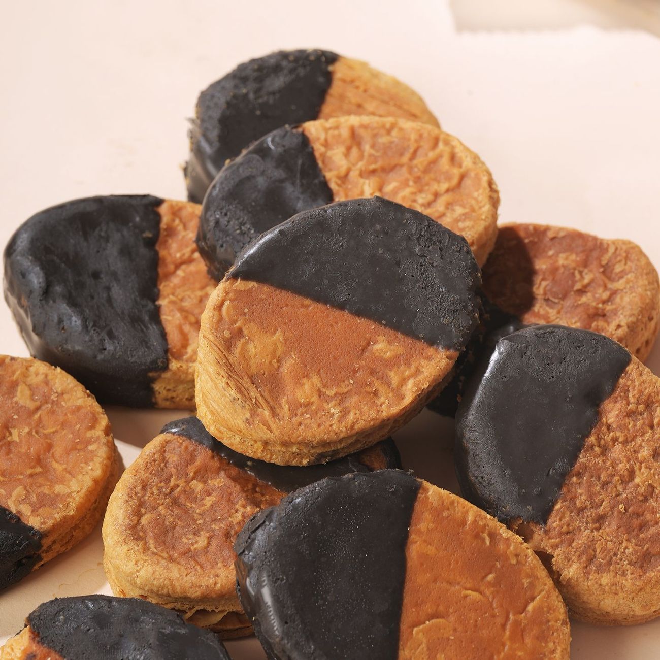 精美铁盒装海盐生巧酥片黑巧克力酥脆饼干休闲下午茶点心网红零食