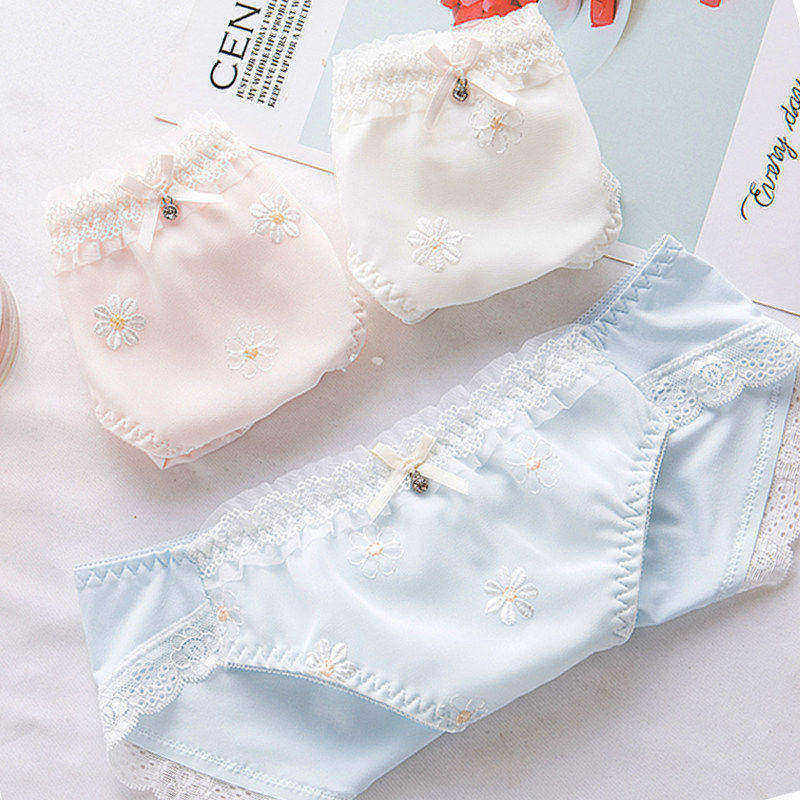 网红雏菊花朵刺绣内裤女少女蕾丝牛奶丝可爱冰丝2025新款三角裤衩