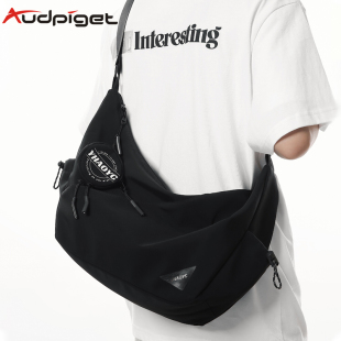 斜挎包男孩户外骑行背包青少年潮流胸包运动徒步爬山包单肩旅行包