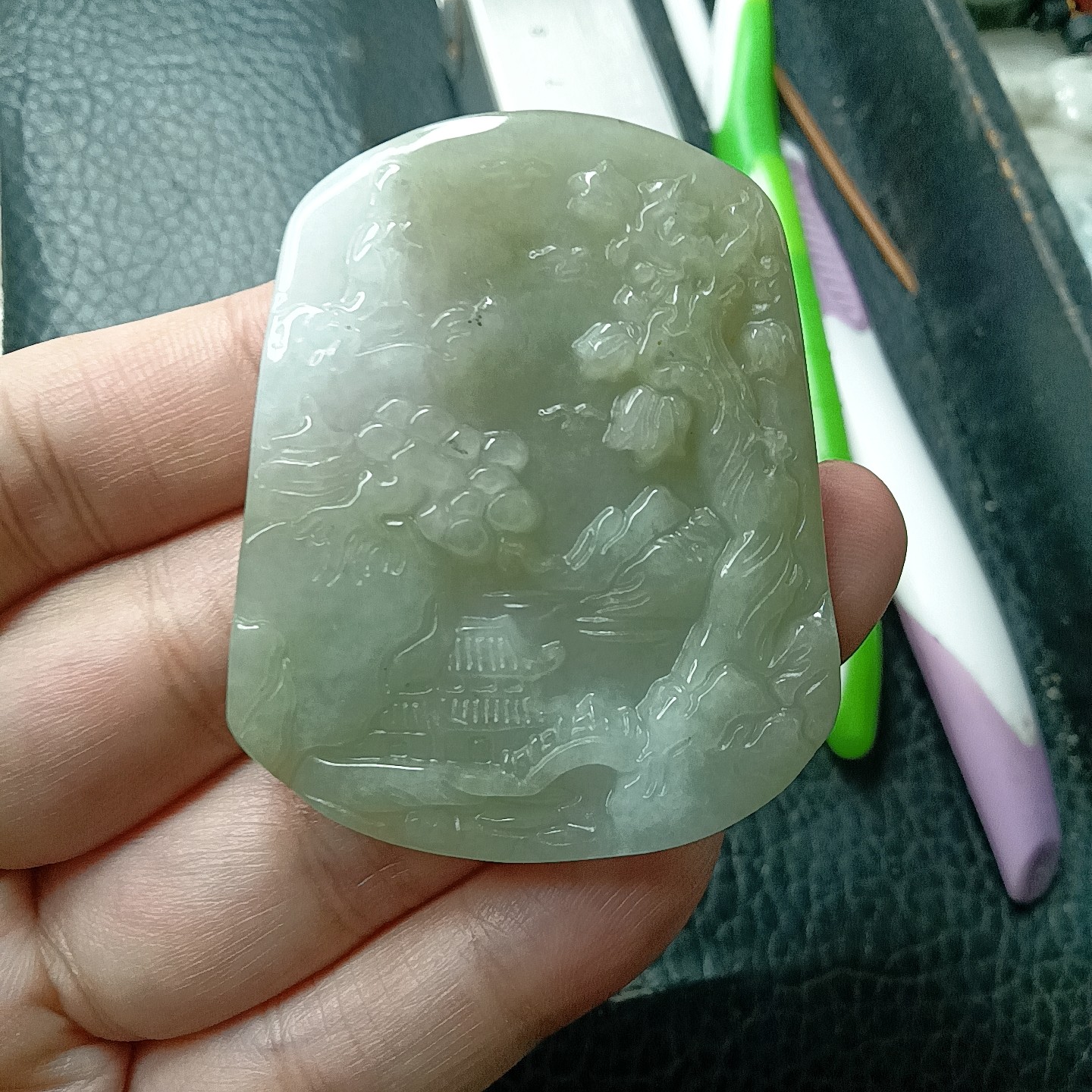 缅甸天然翡翠A货山水牌吊坠