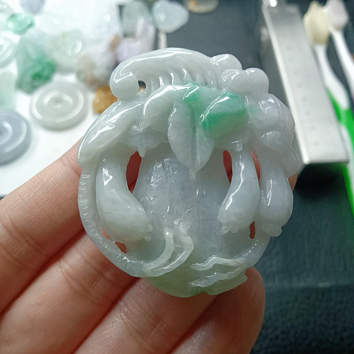 缅甸天然翡翠A货。手工精雕镂空福瓜吊坠。尺寸47.7/42.7/12.5mm
