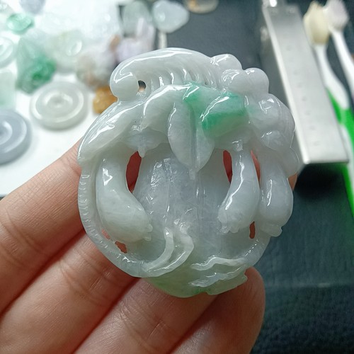 缅甸天然翡翠A货。手工精雕镂空福瓜吊坠。尺寸47.7/42.7/12.5mm