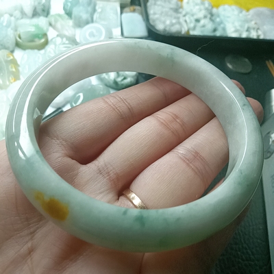 缅甸天然翡翠玉飘花戴黄翡62.8/13/8.2圈口手镯