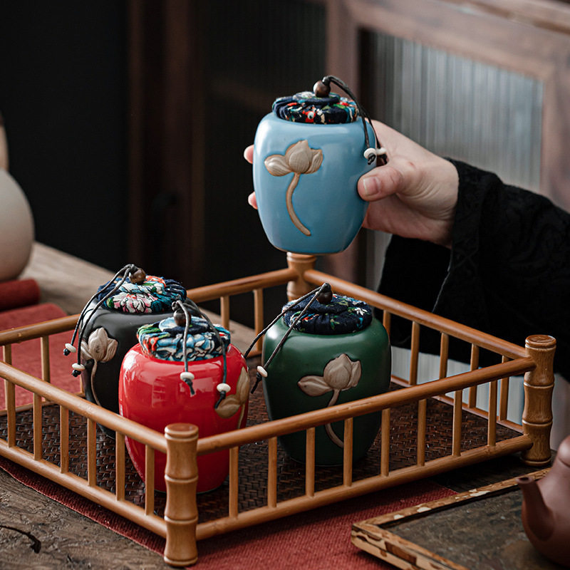 浮雕荷花陶瓷储物罐粗陶小茶叶罐红茶绿茶白瓷密封罐礼盒可印LOGO