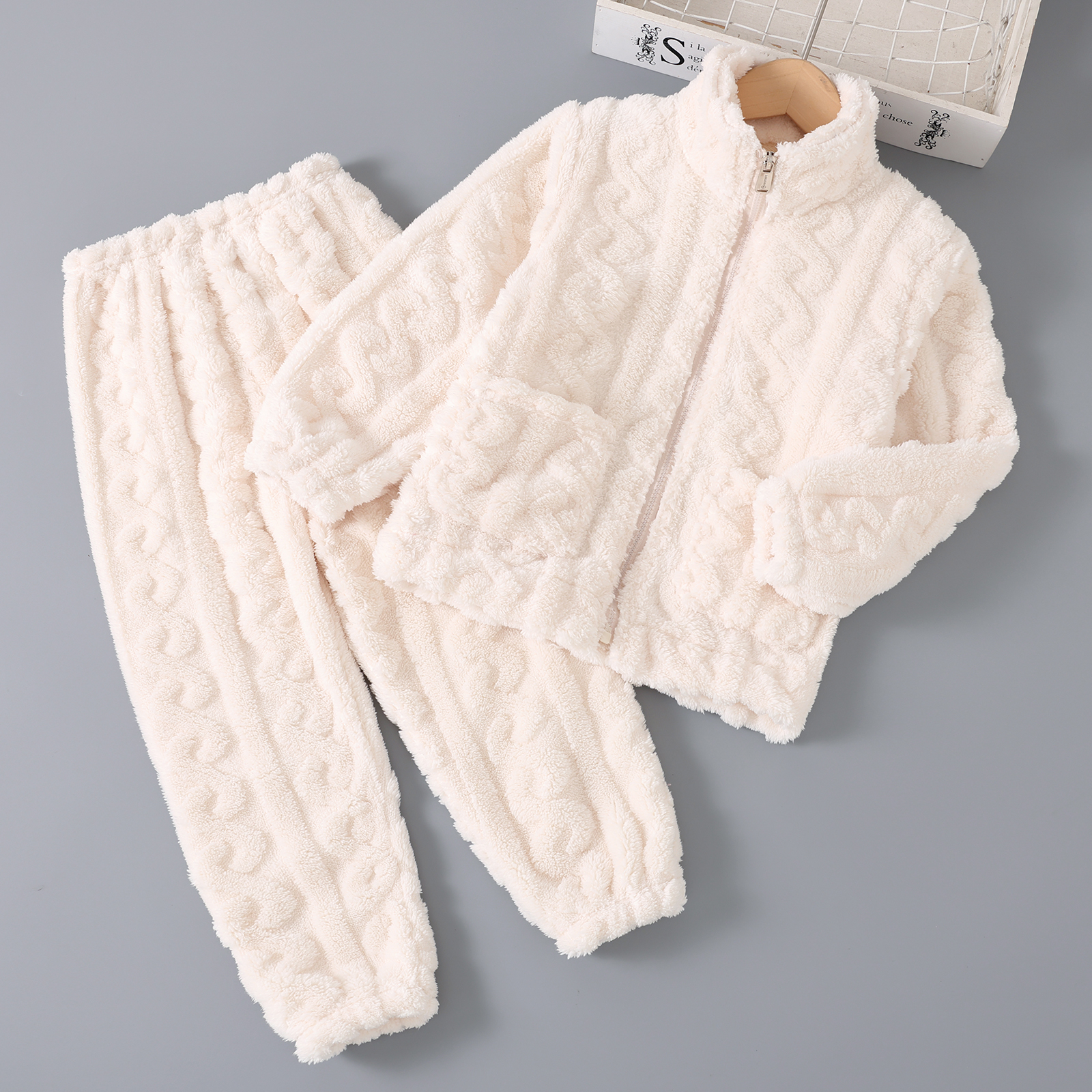 秋冬季儿童珊瑚绒睡衣男童加厚冬款法兰绒男孩家居服女童宝宝套装