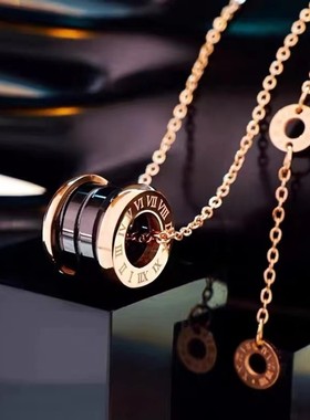 钛钢小蛮腰项链黑陶瓷玫瑰金不掉色吊坠锁骨链情侣男女款轻奢小众