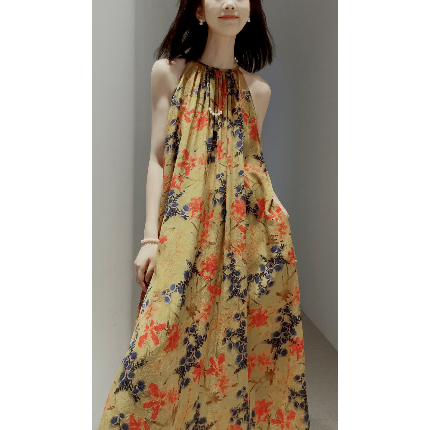 香云花萝真丝提印花挂脖连衣裙