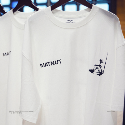 短袖梁海源Matnut坐在角落的人2