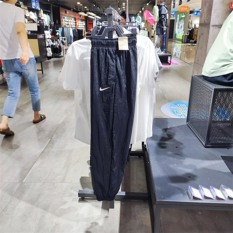 Nike耐克秋新款女子简约百搭运动休闲薄款梭织小脚长裤HM9413-010