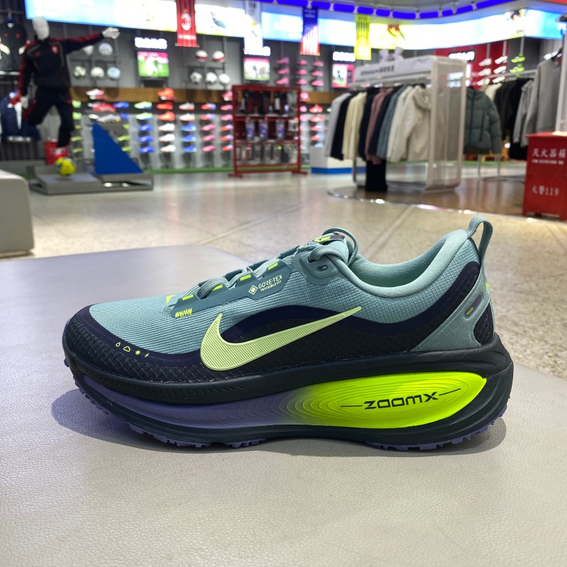 Nike耐克男鞋25冬新款VOMERO 18跑步鞋缓震防水运动鞋HQ7001-300