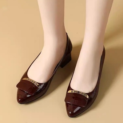 四季粗跟百搭漆皮尖头浅口单鞋女