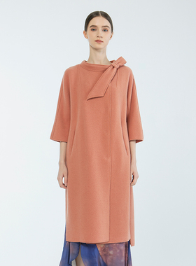 Readme读我秋冬新品女七分袖气质桔红色飘带领直身大衣D10901399