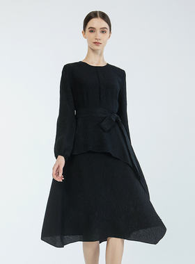 Readme读我23春夏新品女黑色圆领叠片提花收腰连衣裙B10821401