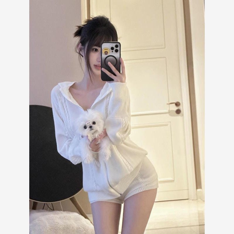 套装女2025春季时尚新款乖乖白色带帽拉炼毛衣针织外套显瘦短裤潮,女装/女士精品,职业女裤套装,淘宝优惠券,粉丝福利购,淘宝优惠卷