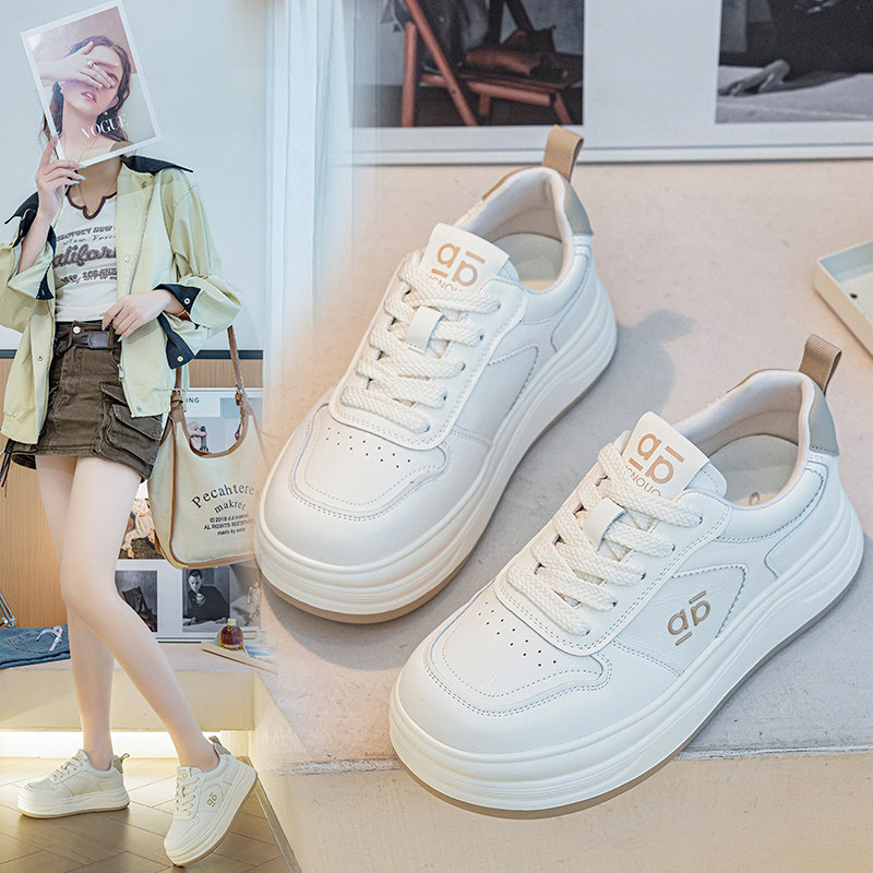 春款女鞋2026新款今年流行爆款超火大码板鞋41到43真皮软底小白鞋