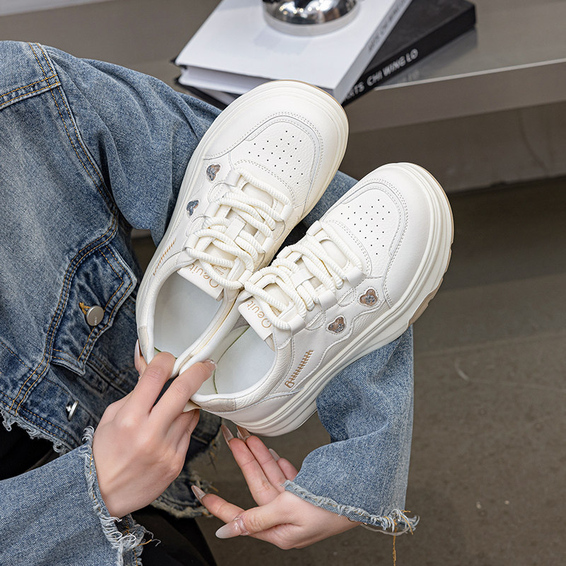 春款鞋子女2026新款爆款配裙子软底43大码女鞋41百搭运动休闲板鞋