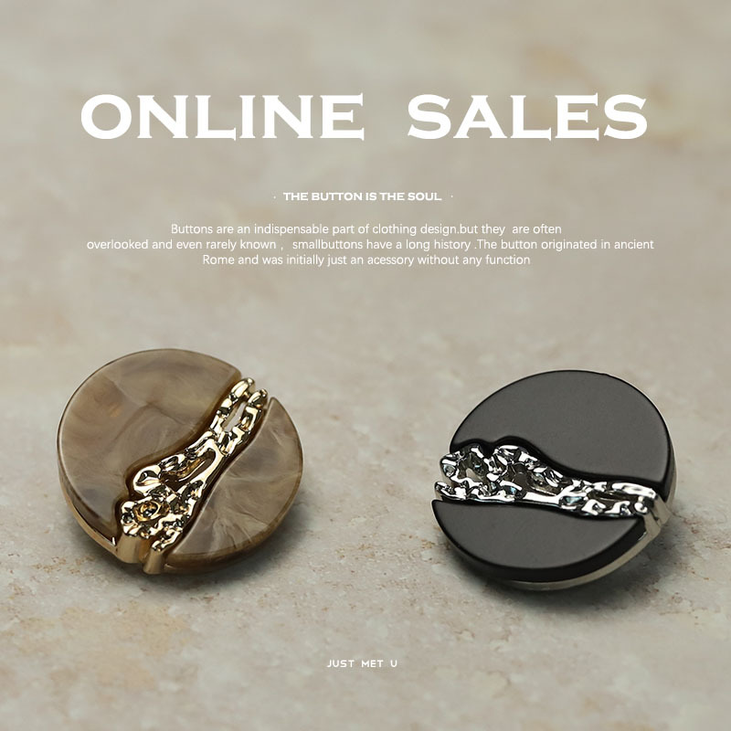 小香时尚风镂空双拼金属纽扣大衣