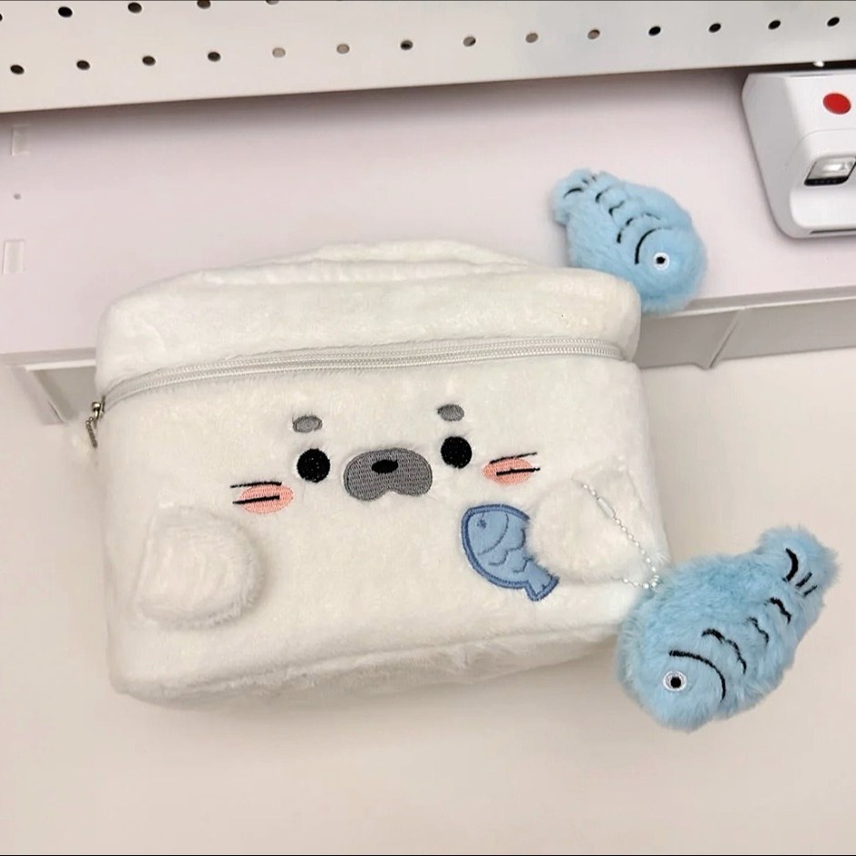 小红书同款毛绒小海豹化妆包便携外出收纳包分层高颜值包包新款,箱包皮具/热销女包/男包,手拿包,淘宝优惠券,粉丝福利购,淘宝优惠卷