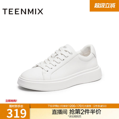 复古工装靴廓形搭配做旧金属扣件