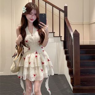 海边度假鱼骨收腰露背挂脖连衣裙小个子纯欲甜辣风蛋糕碎花裙夏季