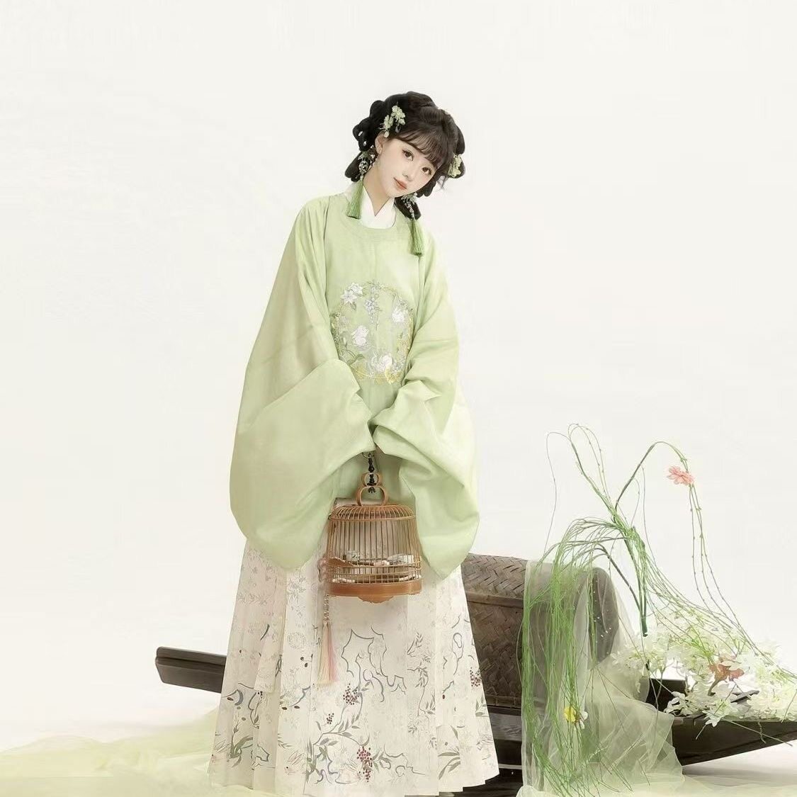 月下花眠明制汉服刺绣马面裙套装
