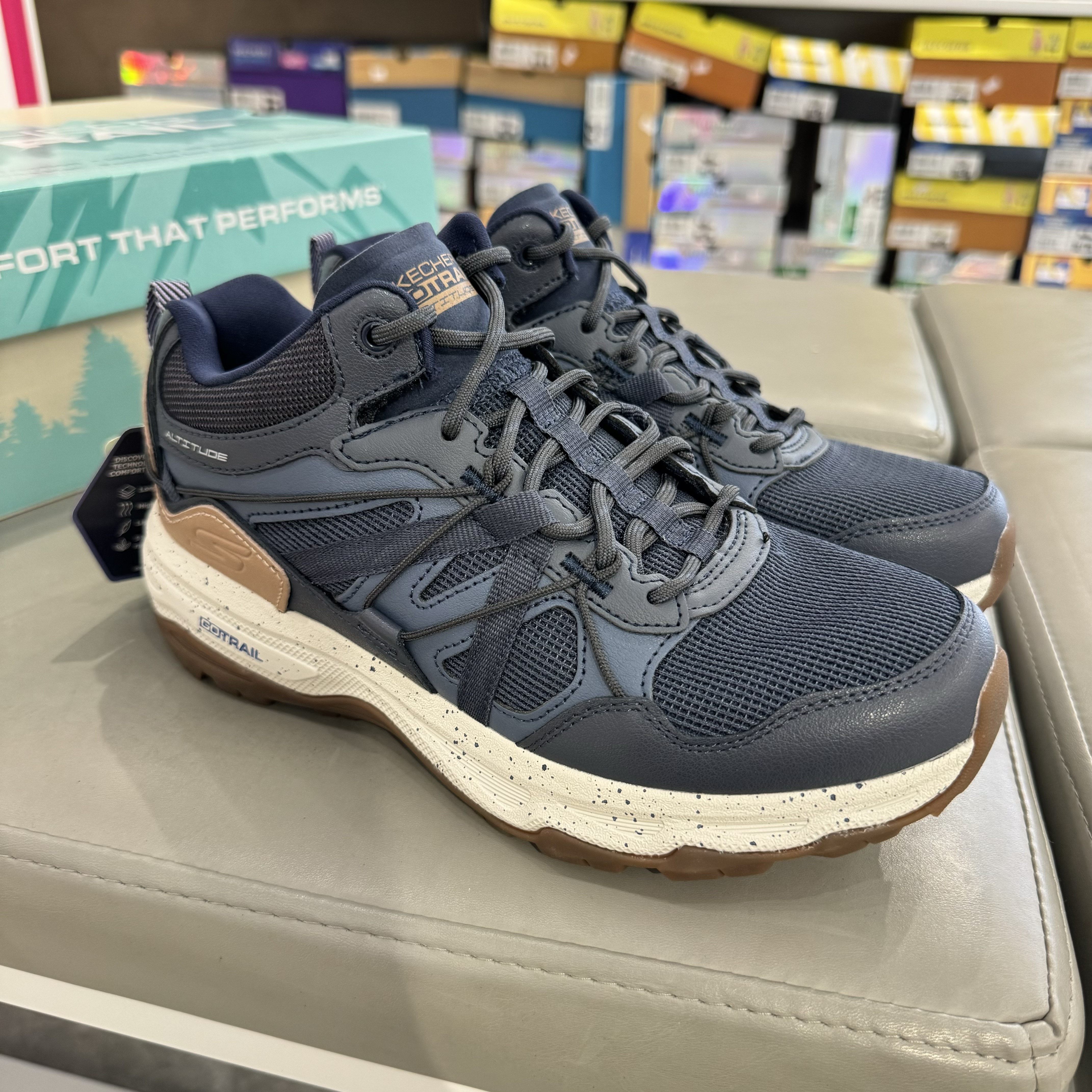 Skechers斯凯奇女鞋新款户外防滑耐磨跑步鞋中帮休闲运动鞋128212