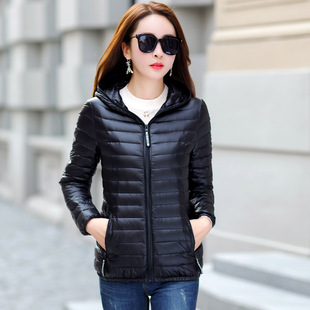 雪中飞轻薄羽绒服女连帽短款2025新款中老年爆款时尚薄款妈妈外套