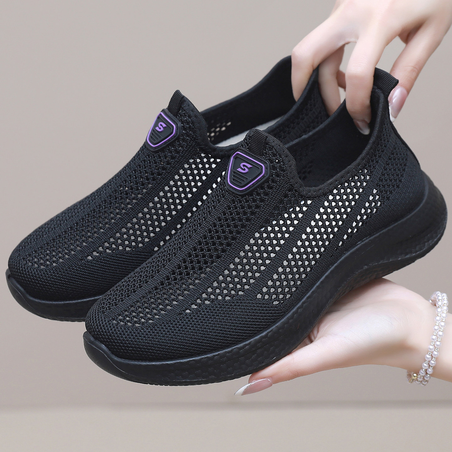 老北京休闲镂空网面布鞋女透气一脚蹬妈妈鞋中老年运动单层网眼鞋