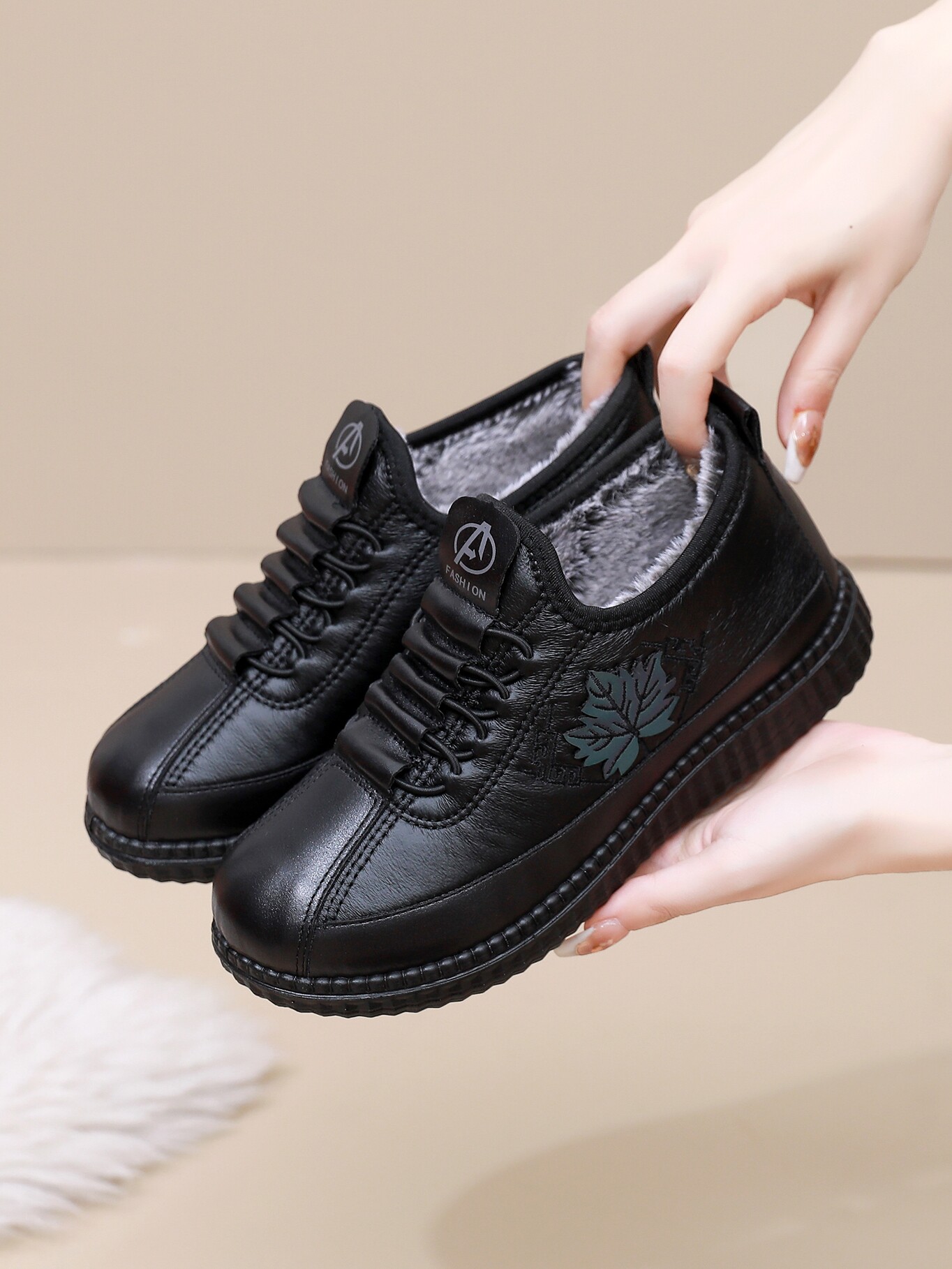 겨울 여성을위한 새로운 면화 신발 벨벳과 두꺼운 어머니의 신발 미끄럼 방지 따뜻한 두 번째 면화 오래된 베이징 면화 부츠 방수 스노우 부츠