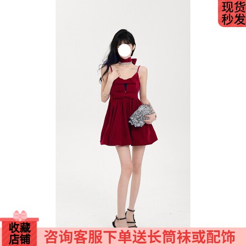 丝绒吊带连衣裙丝绒吊带连衣裙