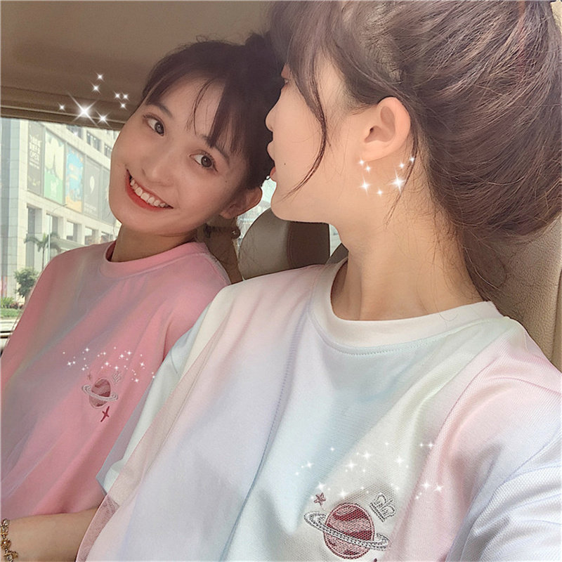 刺绣渐变短袖t恤女夏2022新款韩版宽松彩虹网纱拼接半袖cec上衣在类目 女装/女士精品, T恤中 - 来自Buy2taobao.com提供专业的淘宝代购服务